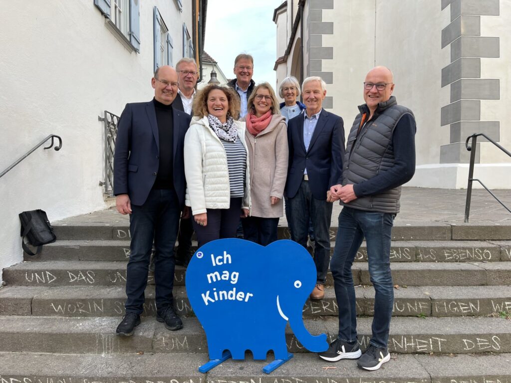 Wollen gemeinsam mit dem Projekt Kischufant die Lebenssituation von benachteiligten und gefährdeten Kindern verbessern (von links nach rechts): Jörg Hochhausen und Thomas Hagel (Bruno-Frey-Stiftung), Christine Kapfer, Werner Drews, Sonja Sälzle und Ursel Etzinger (Kinderschutzbund Biberach) sowie Karl Schley und Johannes Riedel (Bürgerstiftung Biberach).
Das dreijährige Pilotprojekt zielt darauf ab, gefährdete Kinder im Alter von sechs bis 13 Jahren durch mobile Sozialarbeit zu unterstützen. Der jährliche Finanzbedarf beträgt 100.000 Euro. Ermöglicht wird das Projekt durch die Bruno-Frey-Stiftung und die Bürgerstiftung Biberach.
Seit einigen Jahren berichten Fachleute wie die Streetworker von Jugend Aktiv, dass sich immer mehr Kinder aufgrund von schulischen Problemen, familiären Konflikten und teils beengten Wohnverhältnissen in der Öffentlichkeit aufhalten. Dort fallen sie durch ein Verhalten auf, das eigentlich für ältere Jugendliche typisch ist, zum Beispiel Cliquenbildung und ein riskanter Umgang mit Alkohol und Tabak. Diese Entwicklung lässt sich nicht nur in vielen Mittel- und Großstädten beobachten, sondern auch in Biberach.
Angebotslücke bei mobiler Kindersozialarbeit
Der Verein Jugend Aktiv deckt den Bedarf an mobiler Jugendsozialarbeit in Biberach für Jugendliche ab 14 Jahren ab. Zusätzlich braucht es aus Sicht des Kinderschutzbundes Biberach eine präventive mobile Kindersozialarbeit für die Altersgruppe der 6- bis 13-Jährigen. Diese Kinder werden bisher in Biberach nicht umfassend erreicht.
„Es kann nicht sein, dass wir diese Kinder allein lassen. Wir brauchen in Biberach ein niederschwelliges, offenes und kostenfreies Angebot, um die Situation für die Kinder zu stabilisieren und sie so früh wie möglich zu unterstützen. Jedes Kind hat das Recht auf soziale Teilhabe und eine altersgerechte Entwicklung“, unterstreicht Sonja Sälzle vom Teamvorstand des Kinderschutzbunds Biberach, der das neue Konzept „Kischufant“ entwickelt hat. Kischufant ist eine Wortschöpfung aus „Kinderschutz“ und dem blauen Elefanten, der als Symbol des Kinderschutzbundes für die Stärkung von Kindern steht.
Großzügige Unterstützung durch Biberacher Stiftungen
Um das Projekt umsetzen zu können, ist unter anderem eine sozialpädagogische Fachkraft in Vollzeit nötig. Für die Finanzierung der dreijährigen Pilotphase wurden dem Kinderschutzbund Biberach bereits Personalkostenzuschüsse des Landes Baden-Württemberg bewilligt. 30.000 Euro finanziert der Kinderschutzbund Biberach aus Eigenmitteln. Dies reicht jedoch bei Weitem nicht aus, um den Finanzierungsbedarf von insgesamt 300.000 Euro zu decken. Daher ermöglichen zwei Biberacher Stiftungen das Kischufant-Projekt: Die Bruno-Frey-Stiftung stellt dem Kinderschutzbund 50.000 Euro pro Jahr zur Verfügung. Die Bürgerstiftung Biberach spendet jährlich 30.000 Euro.
„Viele bringen die Bruno-Frey-Stiftung mit Kulturförderung in Verbindung. Aber unser Stifter Bruno Frey hat uns auch mit der Unterstützung von Bedürftigen beauftragt – und genau das wird mit dem Kischufant-Projekt erreicht“, erklärt Thomas Hagel, Geschäftsführer der Bruno-Frey-Stiftung.
Karl Schley, Vorsitzender des Stiftungsrats der Bürgerstiftung Biberach, ergänzt: „Uns geht es um die Hilfe für benachteiligte und auffällige Kinder. Der Kinderschutzbund hat ein fundiertes Konzept entwickelt, mit dem die Verzahnung von aufsuchender Kindersozialarbeit und sozialer Gruppenarbeit in den neuen Räumen in der Ehinger Straße gelingen wird. Dies hat einen Vertrauensvorschuss verdient, den wir gerne gewähren. Für die Bürgerstiftung bedeutet dieses Großprojekt – neben den rund 20 weiteren Projekten, die wir jedes Jahr unterstützen – einen Meilenstein in unserer Entwicklung.“
Spenden ermöglichen Pilotphase
„Es ist ein starkes Zeichen, dass zwei große Biberacher Stiftungen die Förderung gemeinsam übernehmen. Wir bedanken uns herzlich und freuen uns sehr, dass wir nun zeitnah mit dem Projekt starten können“, erklärt Christine Kapfer im Namen des Kinderschutzbundes Biberach.
Auch Verena Fürgut, Dezernentin für Bildung und Kultur der Stadt Biberach, steht dem Engagement des Kinderschutzbundes positiv gegenüber: „Ich freue mich sehr darüber, dass der Kinderschutzbund Biberach nach seiner Neuausrichtung mit dem Pilotprojekt ‚Kischufant‘ ein so anspruchsvolles Aufgabenfeld wie die mobile Kindersozialarbeit angeht und damit das vorhandene sozialpädagogische Angebot in der Stadt ergänzt. Ausdrücklich danke ich den Ehrenamtlichen des Vereins für ihre Arbeit und den Verantwortlichen der beiden Stiftungen für die großzügige finanzielle Unterstützung. Nur durch dieses Engagement kann diese Pilotphase, in der die tatsächlichen Bedarfe ermittelt und geeignete Organisationsformen getestet werden sollen, ermöglicht werden.“
Pilotprojekt für drei Jahre
Kischufant ist als Pilotprojekt für drei Jahre geplant und richtet sich insbesondere an benachteiligte und gefährdete Kinder in Biberach und dem direkten Umland. Um ihre Lebenssituation nachhaltig zu verbessern und sie in ihrer Entwicklung zu fördern, umfasst das Konzept vier Bereiche:
1.	Streetwork: Einstellung einer sozialpädagogischen Fachkraft, die im öffentlichen Raum Kontakt zu den betroffenen Kindern aufnimmt.
2.	Soziale Gruppenarbeit: Gruppenangebote im Freizeitbereich, damit die Kinder neue stabile Sozialkontakte entwickeln und gemeinsam Lernprozesse erleben können, angegliedert an den bereits bestehenden offenen Kindertreff K9 des Kinderschutzbundes in der Ehinger Straße 9.
3.	Einzelfallhilfe: Unterstützung von einzelnen Kindern (und gegebenenfalls deren Familien) bei individuellen Problemen. Hier kann auf freiwilliger Basis auch der Kontakt zu anderen Institutionen und Hilfsangeboten hergestellt werden.
4.	Gemeinwesenarbeit: Vernetzung und Sichtbarkeit in der Kommune sowie Zusammenarbeit mit anderen Institutionen, ergänzt um eine Lobby- und Öffentlichkeitsarbeit für die Situation von Kindern.
Geplanter Start des Projekts ist im Januar 2025.
